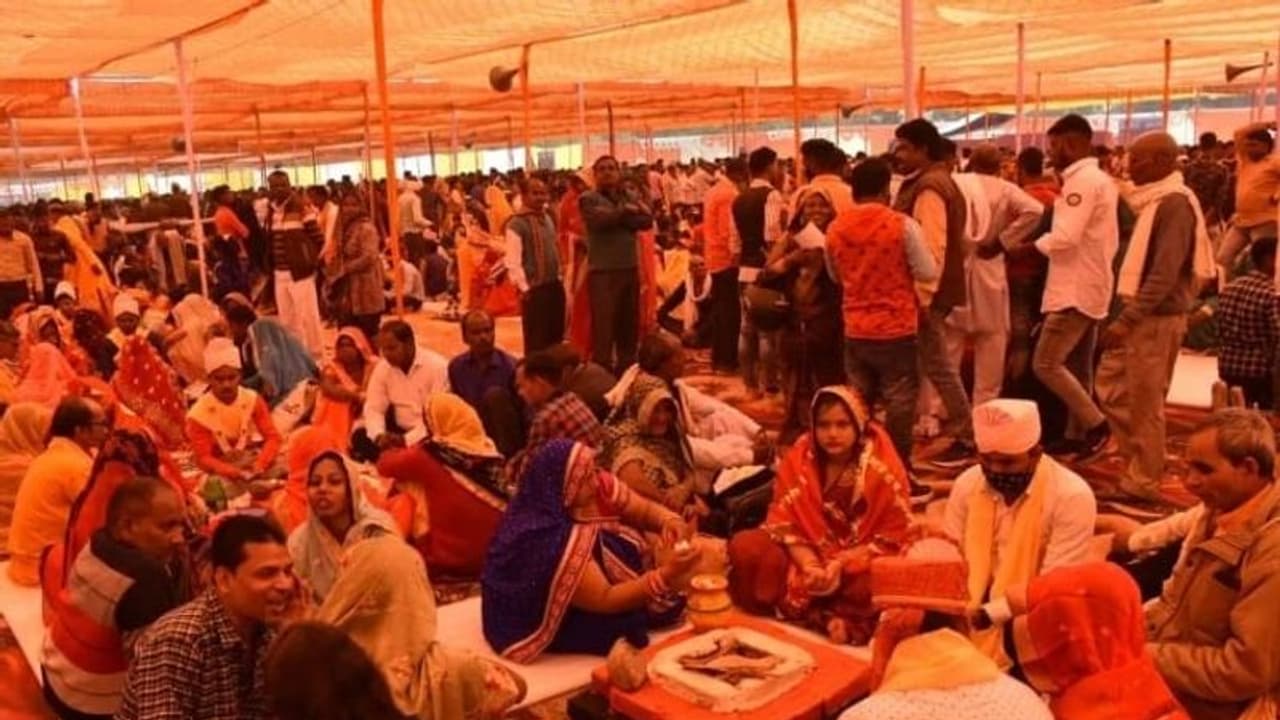 UP News: अयोध्या में हुआ सामूहिक विवाह समारोह, 3500 से अधिक जोड़ों का एक साथ कराया गया विवाह UP News: अयोध्या में हुआ सामूहिक विवाह समारोह, 3500 से अधिक जोड़ों का एक साथ कराया गया विवाह