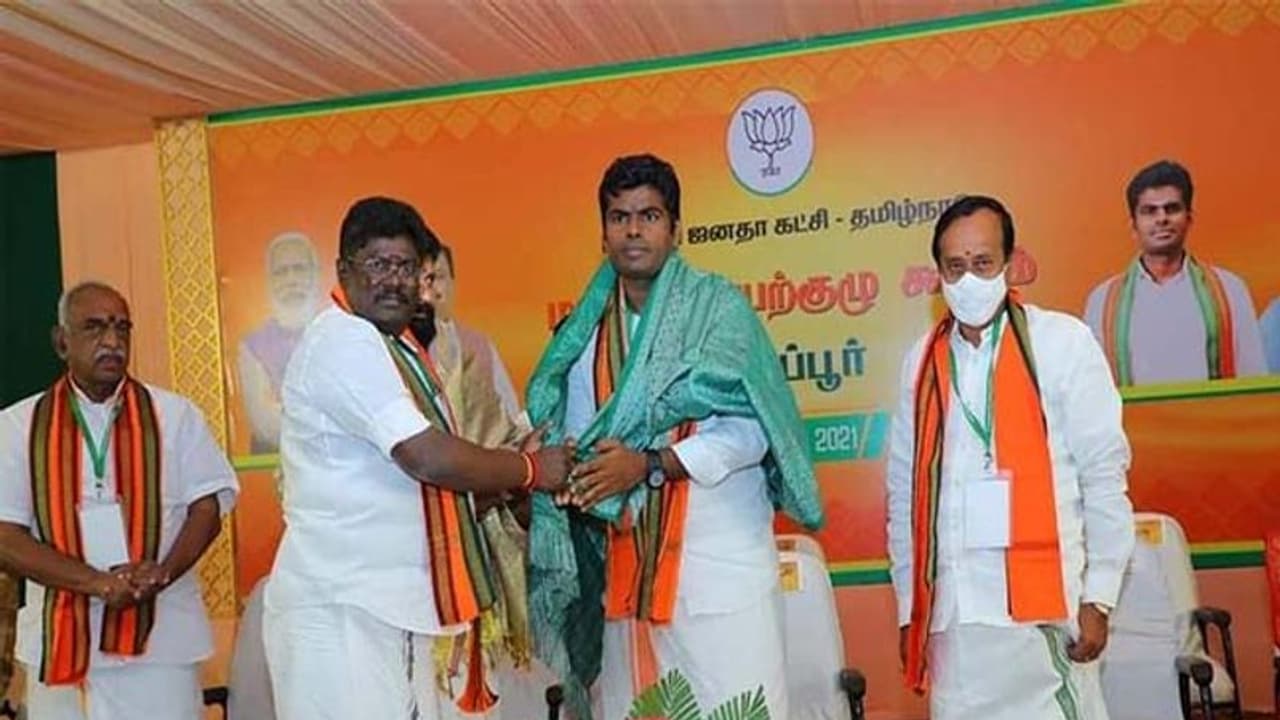 அதிமுக டூ பாஜக.. யார் உண்மையான தொண்டன்? முன்னாள் அமைச்சர் பதில்.. அதிமுக டூ பாஜக.. யார் உண்மையான தொண்டன்? முன்னாள் அமைச்சர் பதில்..