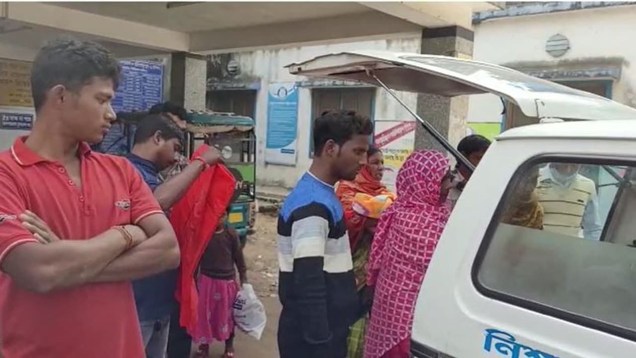 Fox Attack: শরীর থেকে মাংস খুবলে নিয়ে পালাল শিয়ালের দল, হরিশ্চন্দ্রপুরে জখম ৪ কৃষক Fox Attack: শরীর থেকে মাংস খুবলে নিয়ে পালাল শিয়ালের দল, হরিশ্চন্দ্রপুরে জখম ৪ কৃষক