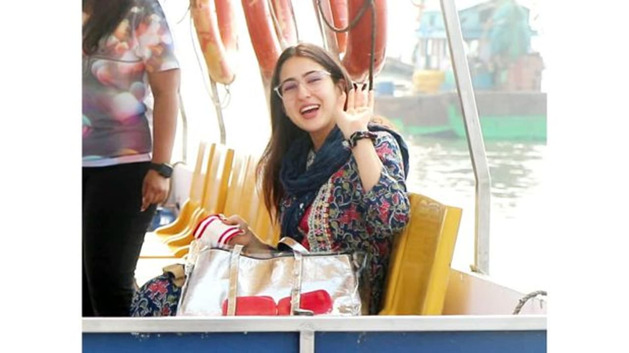 Sara Ali Khan says, 'I am sorry', after her security guard pushes, misbehaves with a pap [VIDEO]