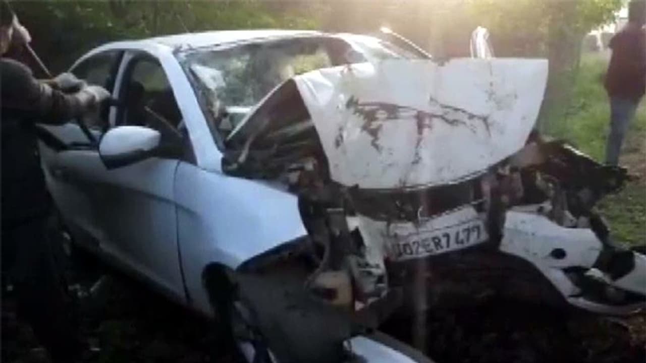 Telangana: पेड़ से टकराई तेज रफ्तार कार, अंतिम संस्कार में शामिल होकर लौट रहे 4 लोगों की मौत Telangana: पेड़ से टकराई तेज रफ्तार कार, अंतिम संस्कार में शामिल होकर लौट रहे 4 लोगों की मौत