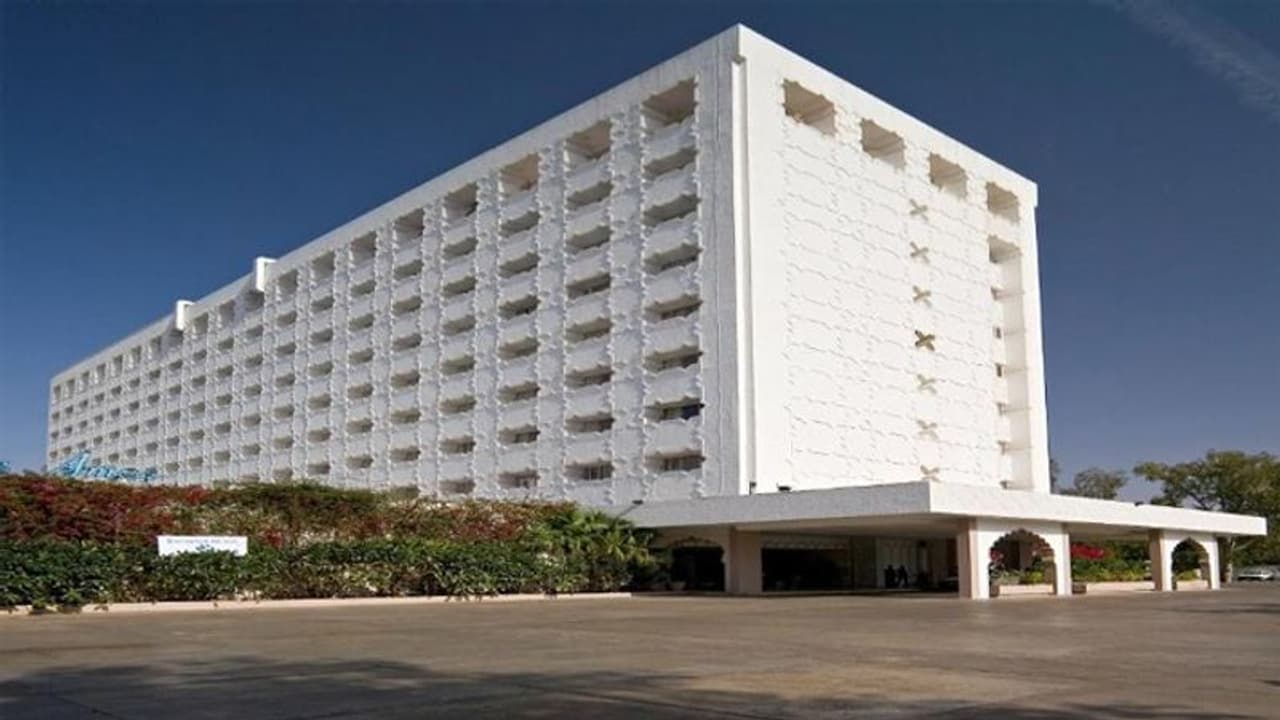 Jaipur: होटल से फिल्मी स्टाइल में 2 करोड़ के गहने चोरी, मास्टर चाबी से खुलवाई तिजोरी Jaipur: होटल से फिल्मी स्टाइल में 2 करोड़ के गहने चोरी, मास्टर चाबी से खुलवाई तिजोरी