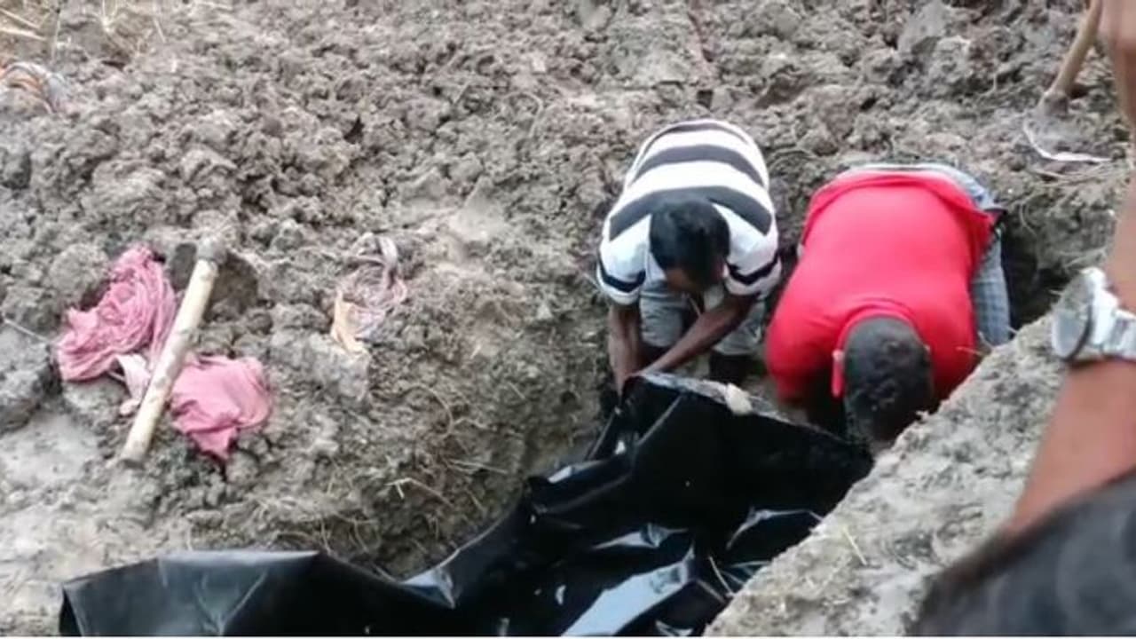 Ashoknagar: মৃত্যুর কারণ নিয়ে ধোঁয়াশা, ময়নাতদন্তের জন্য ৩ দিন পর কবর থেকে তোলা হল মহিলার দেহ Ashoknagar: মৃত্যুর কারণ নিয়ে ধোঁয়াশা, ময়নাতদন্তের জন্য ৩ দিন পর কবর থেকে তোলা হল মহিলার দেহ