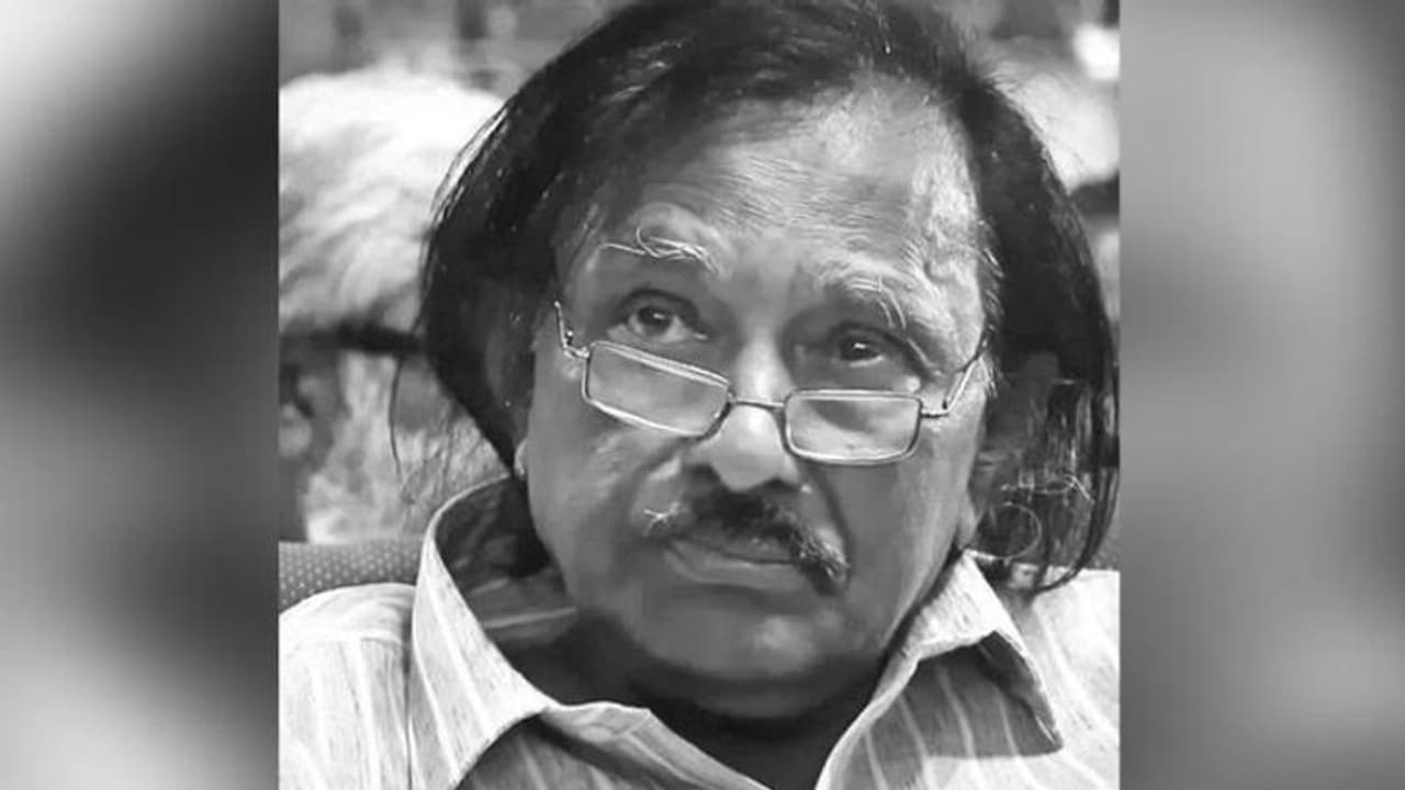 గుండెపోటుతో పాపులర్ పాటల రచయిత కన్నుమూత.. సీఎం సంతాపం గుండెపోటుతో పాపులర్ పాటల రచయిత కన్నుమూత.. సీఎం సంతాపం