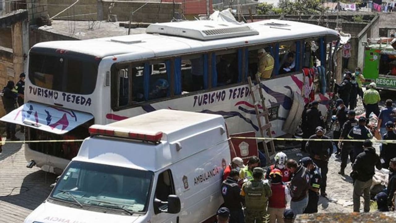 Mexico Bus Crash:मैक्सिकों में ब्रेक फेल होने से घर से जाकर टकराई तेज रफ्तार बस, 19 लोगों की मौत Mexico Bus Crash:मैक्सिकों में ब्रेक फेल होने से घर से जाकर टकराई तेज रफ्तार बस, 19 लोगों की मौत