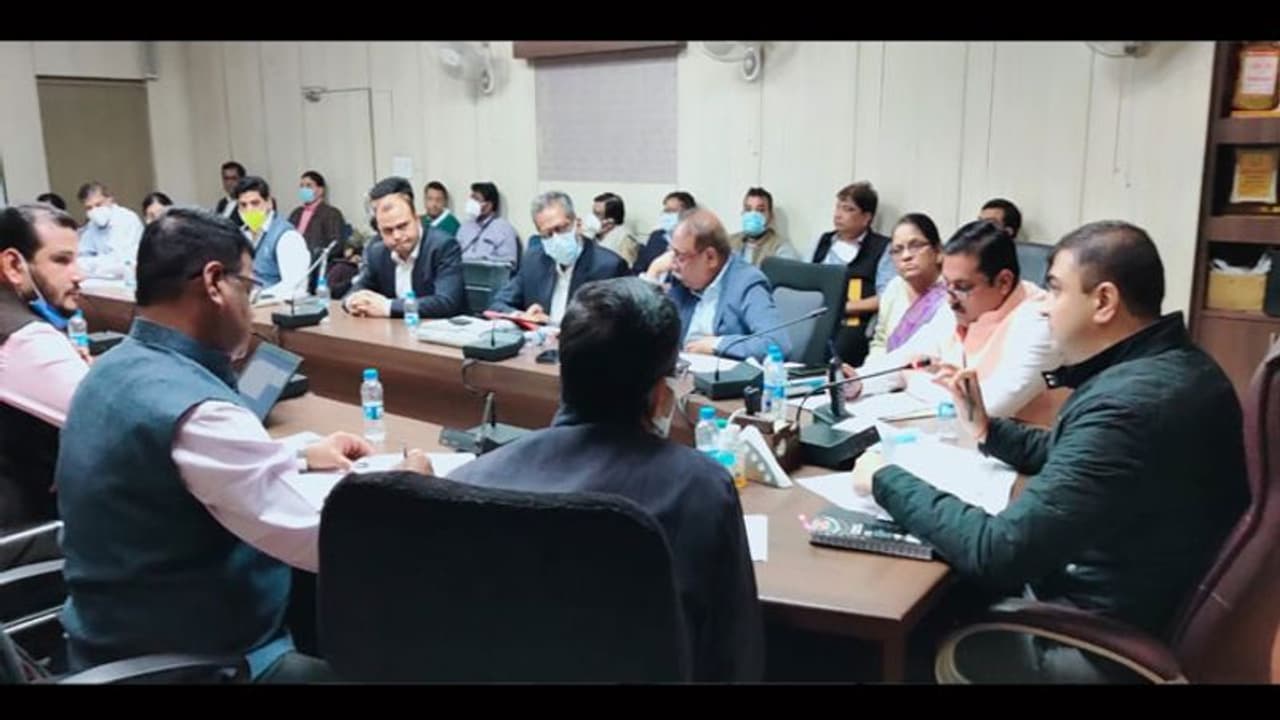 UP News: लखनऊवासियों को मिली बड़ी राहत, DM ने वैक्सीनेशन से पहले रजिस्ट्रेशन की अनिवार्यता की खत्म UP News: लखनऊवासियों को मिली बड़ी राहत, DM ने वैक्सीनेशन से पहले रजिस्ट्रेशन की अनिवार्यता की खत्म