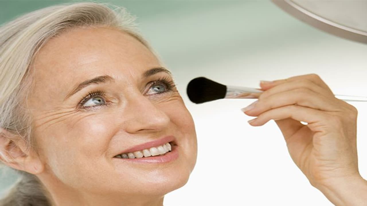 গরমে ত্বক অধিক তৈলাক্ত হয়ে যাচ্ছে? মেকআপ করার আগে এই কয়টি জিনিস মাথায় রাখুন গরমে ত্বক অধিক তৈলাক্ত হয়ে যাচ্ছে? মেকআপ করার আগে এই কয়টি জিনিস মাথায় রাখুন