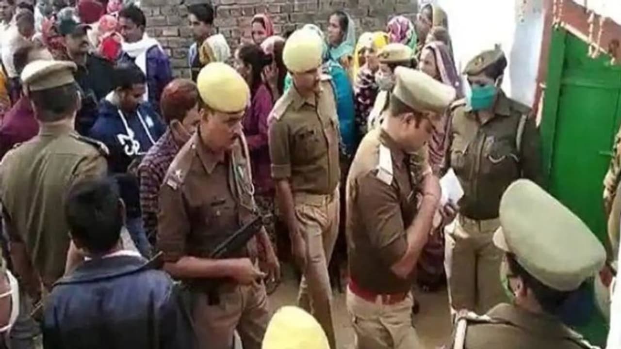 UP News: प्रयागराज दलित परिवार हत्याकांड में नया खुलासा, पड़ोस के गांव में रहने वाला युवक कर रहा था मैसेज UP News: प्रयागराज दलित परिवार हत्याकांड में नया खुलासा, पड़ोस के गांव में रहने वाला युवक कर रहा था मैसेज