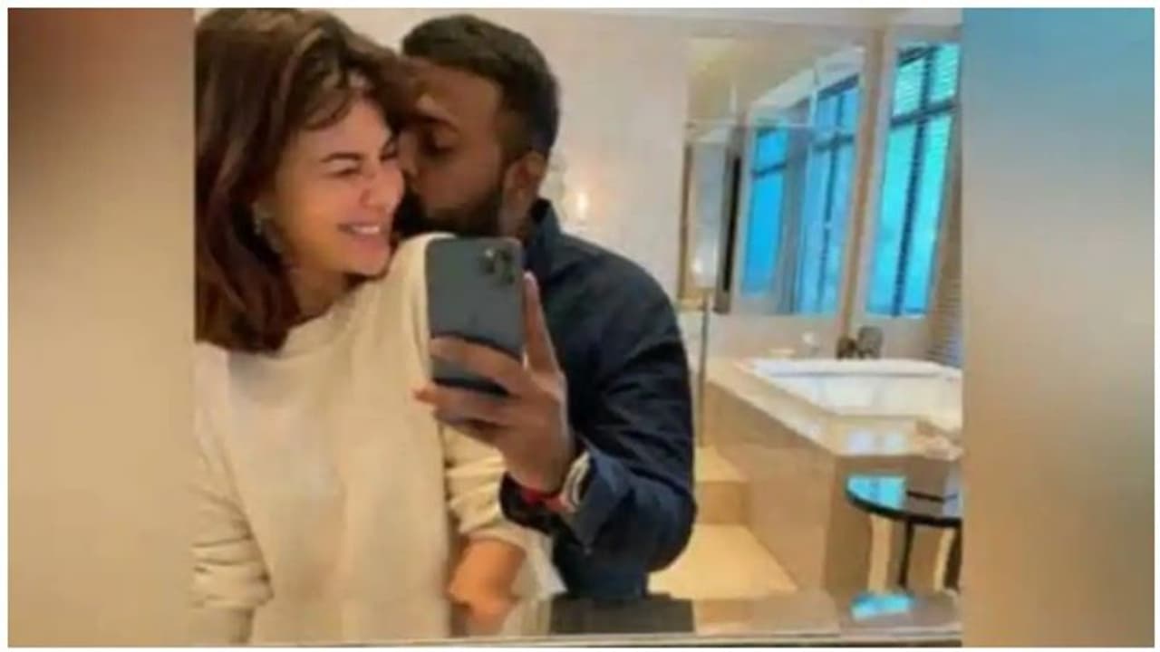 டி.டி.வி.தினகரனுக்காக லஞ்சம் கொடுக்க முயன்ற மோசடி மன்னன்... பிரபல நடிகையை கட்டிப்பிடித்து செல்ஃபி..!