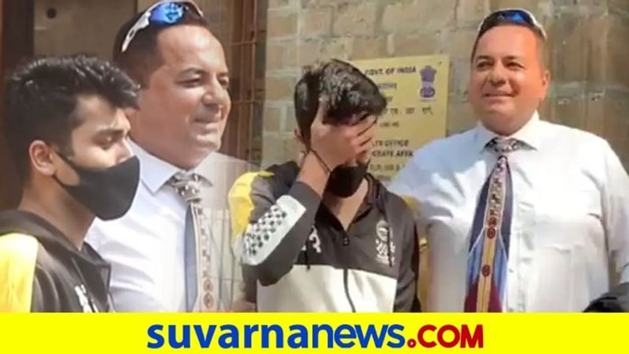 Arbaaz Merchant: NCB ಆಫೀಸ್ ಮುಂದೆ ಪೋಸ್ ಕೊಡೋಕೆ ತಂದೆ ಒತ್ತಾಯ, ಸ್ಟಾಪಿಟ್ ಎಂದ ಮಗ, ಪಾಪ್ಪರಾಜಿಗೆ ನಗುವೋ ನಗು Arbaaz Merchant: NCB ಆಫೀಸ್ ಮುಂದೆ ಪೋಸ್ ಕೊಡೋಕೆ ತಂದೆ ಒತ್ತಾಯ, ಸ್ಟಾಪಿಟ್ ಎಂದ ಮಗ, ಪಾಪ್ಪರಾಜಿಗೆ ನಗುವೋ ನಗು