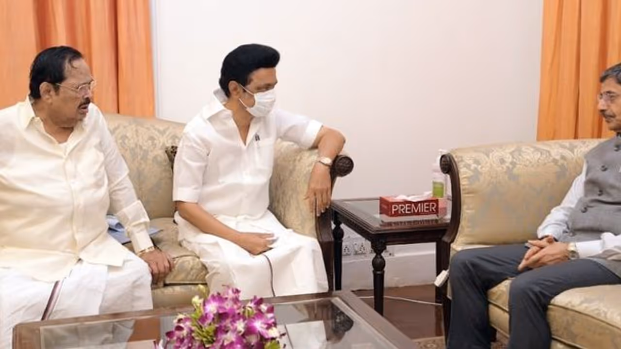 கையை தூக்கி கவர்னர் முன்பாக ‘கெத்தாக’ உட்கார்ந்த ஸ்டாலின்..! நீட் விவகாரத்தில் முக்கிய சந்திப்பு... ! கையை தூக்கி கவர்னர் முன்பாக ‘கெத்தாக’ உட்கார்ந்த ஸ்டாலின்..! நீட் விவகாரத்தில் முக்கிய சந்திப்பு... !