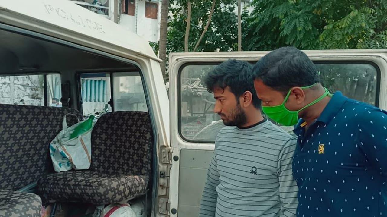 Balurghat: বাংলাদেশে পাচারের ছক, বালুরঘাটে উদ্ধার বিপুল পরিমাণ নিষিদ্ধ কাফ সিরাপ Balurghat: বাংলাদেশে পাচারের ছক, বালুরঘাটে উদ্ধার বিপুল পরিমাণ নিষিদ্ধ কাফ সিরাপ