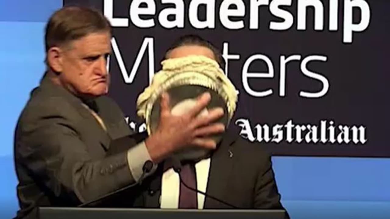 क्या स्टेज पर ही एयरलाइन के सीईओ के मुंह पर केक लगा दिया गया, जानें वायरल मैसेज का सच? क्या स्टेज पर ही एयरलाइन के सीईओ के मुंह पर केक लगा दिया गया, जानें वायरल मैसेज का सच?