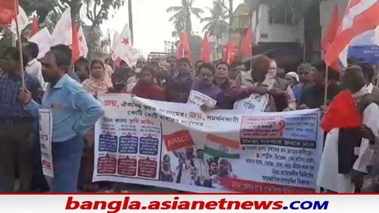 Malda Crime: ত্রাণ কেলেঙ্কারিতে অভিযুক্তদের গ্রেফতারের দাবি, থানা ঘেরাও, ডেপুটেশন জমা বামেদের Malda Crime: ত্রাণ কেলেঙ্কারিতে অভিযুক্তদের গ্রেফতারের দাবি, থানা ঘেরাও, ডেপুটেশন জমা বামেদের