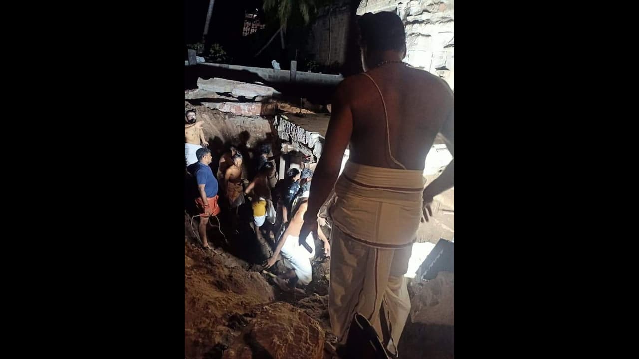 சிதம்பர ரகசியம் நிலத்திற்கு அடியிலிருந்து தீட்சிதர்கள் தோண்டியெடுத்து என்ன? சிதம்பர ரகசியம் நிலத்திற்கு அடியிலிருந்து தீட்சிதர்கள் தோண்டியெடுத்து என்ன?