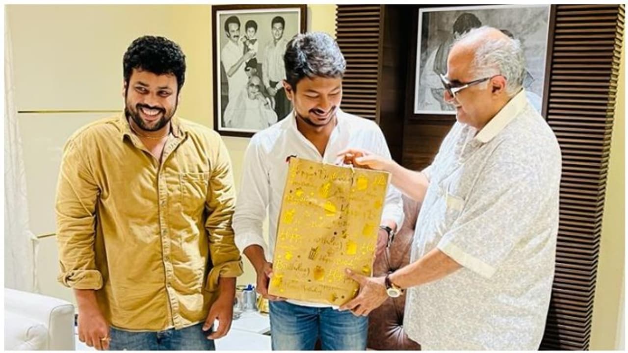 Udhayanidhi: உதயநிதி பிறந்தநாளுக்கு சர்பிரைஸ் கொடுத்த 'வலிமை' தயாரிப்பாளர் போனி கபூர்! வைரலாகும் புகைப்படம்! Udhayanidhi: உதயநிதி பிறந்தநாளுக்கு சர்பிரைஸ் கொடுத்த 'வலிமை' தயாரிப்பாளர் போனி கபூர்! வைரலாகும் புகைப்படம்!