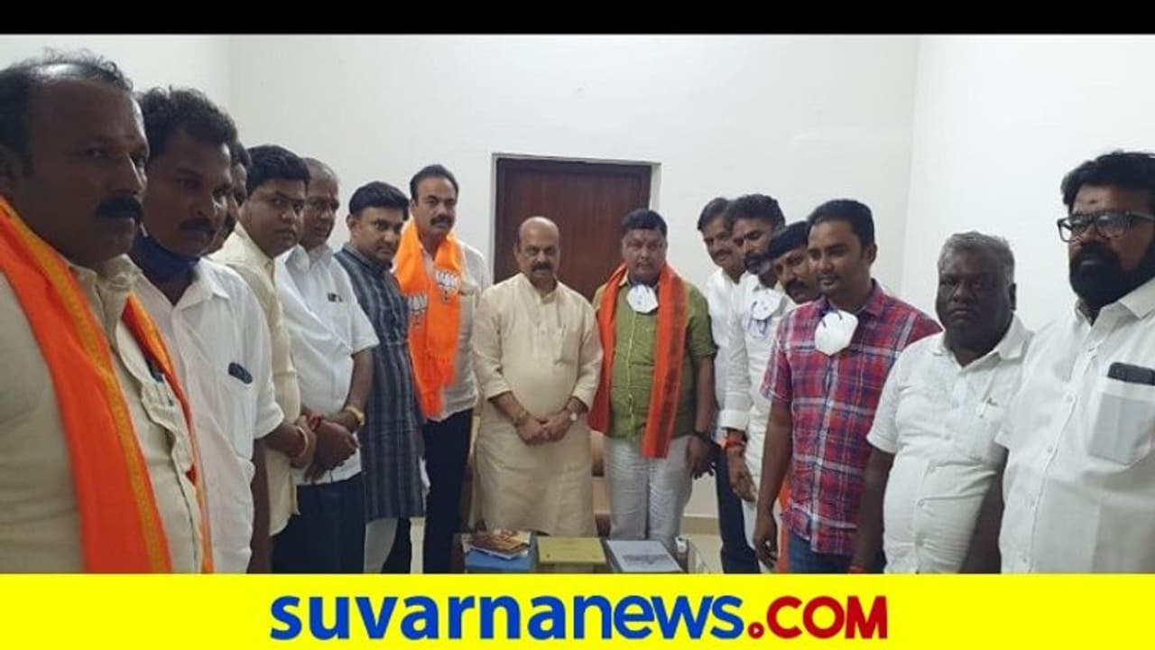 Karnataka Politics:ಒಂದೇ ದಿನ ಎರಡೆರಡು ಅಚ್ಚರಿಯ ರಾಜಕೀಯ ಬೆಳವಣಿಗೆಗಳು, ಕಾಂಗ್ರೆಸ್‌ಗೆ ಬಿಗ್ ಶಾಕ್