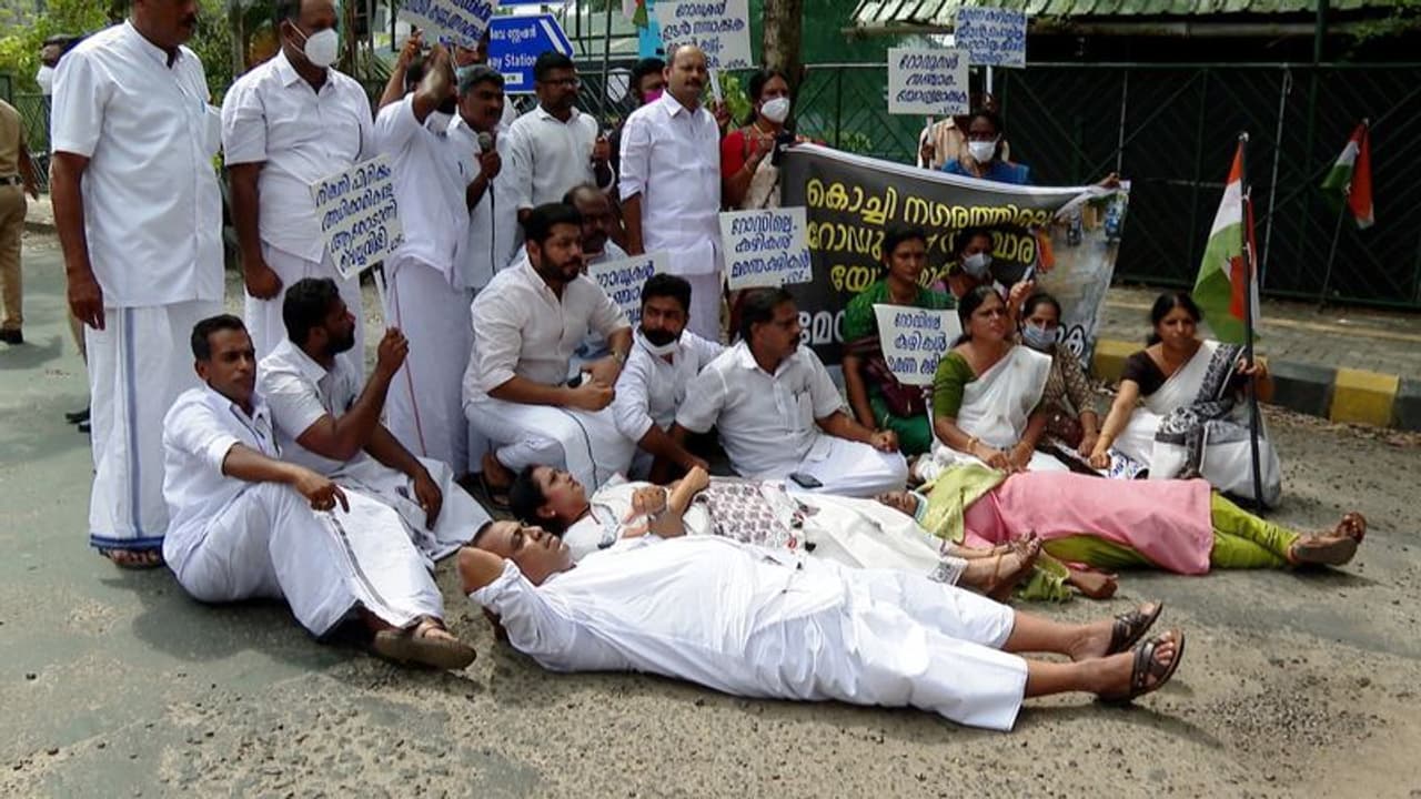 കൊച്ചിയിലെ തകർന്ന റോഡുകൾ നന്നാക്കാത്തതിനെതിരെ റോഡിൽ കിടന്ന് പ്രതിഷേധം