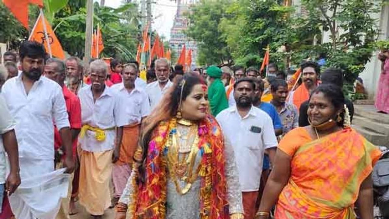 போலீஸ் விசாரணையின் போது சாமியாட்டம்... தில்லாலங்கடி பெண் சாமியார் காளிமாதாவின் லீலைகள்..! போலீஸ் விசாரணையின் போது சாமியாட்டம்... தில்லாலங்கடி பெண் சாமியார் காளிமாதாவின் லீலைகள்..!