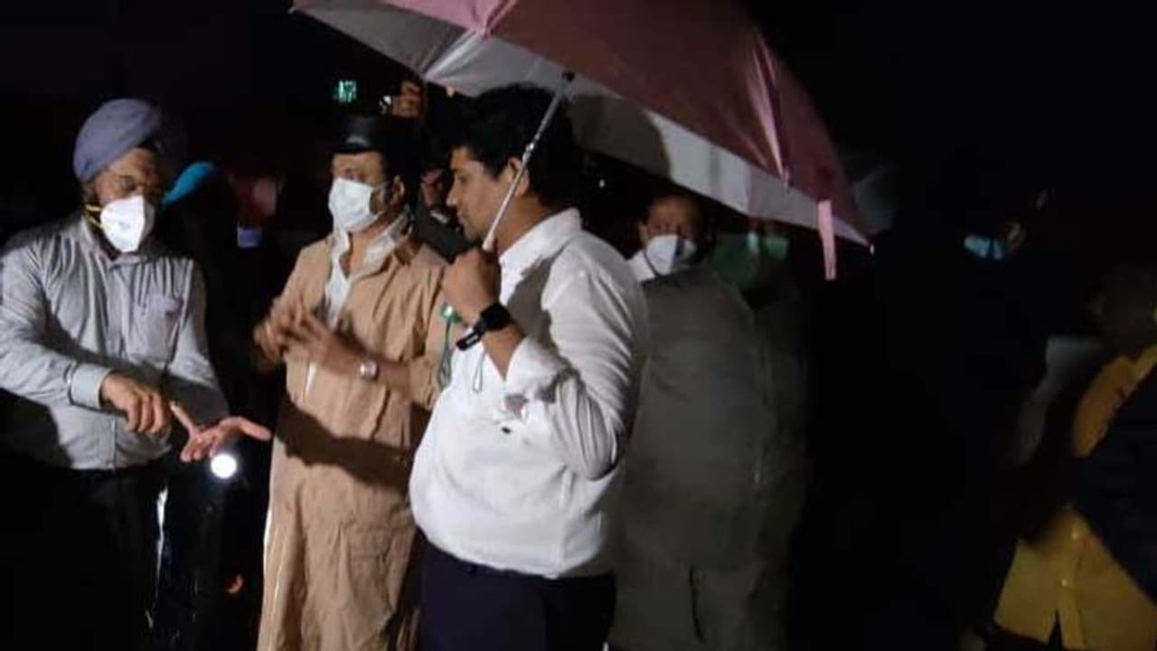 200 ஆண்டுகளில் இல்லாத மழையாம்.. உங்களோடு நானும் களத்தில் நிற்கிறேன்.. ஓய்வில்லாமல் உழைக்கும் முதல்வர்.! 200 ஆண்டுகளில் இல்லாத மழையாம்.. உங்களோடு நானும் களத்தில் நிற்கிறேன்.. ஓய்வில்லாமல் உழைக்கும் முதல்வர்.!