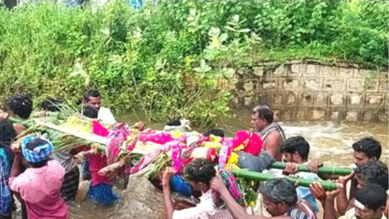 வெள்ளத்தில் சுடுகாட்டுக்கு கொண்டு சென்ற 'சடலம்'... தொடர்மழையால் கரூரில் ஏற்பட்ட அவலம் !