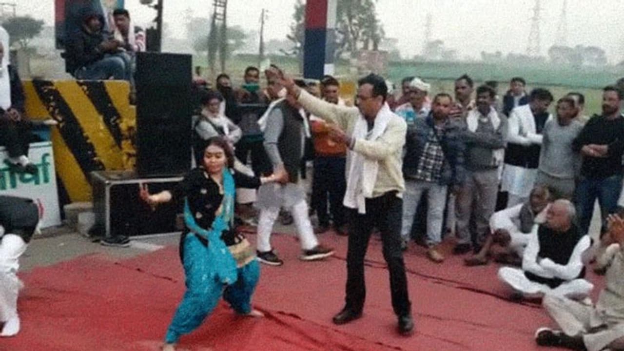 Haryana: महिला डांसरों के साथ आंदोलन करने वाले किसानों का जश्न, पैसे लुटाए, जानिए रंगारंग कार्यक्रम की वजह Haryana: महिला डांसरों के साथ आंदोलन करने वाले किसानों का जश्न, पैसे लुटाए, जानिए रंगारंग कार्यक्रम की वजह