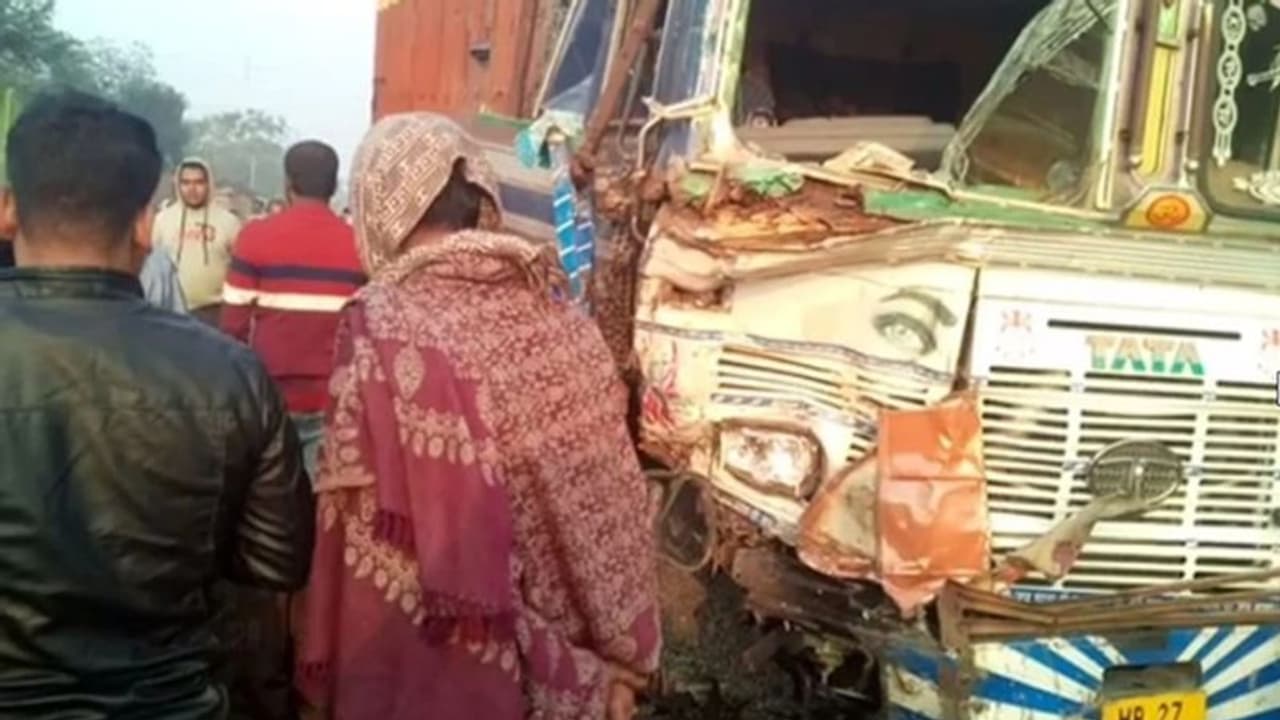 पश्चिम बंगाल: कोहरे के कारण खड़े ट्रक से भिड़ा वाहन, शव यात्रा में शामिल 18 लोगों की मौत