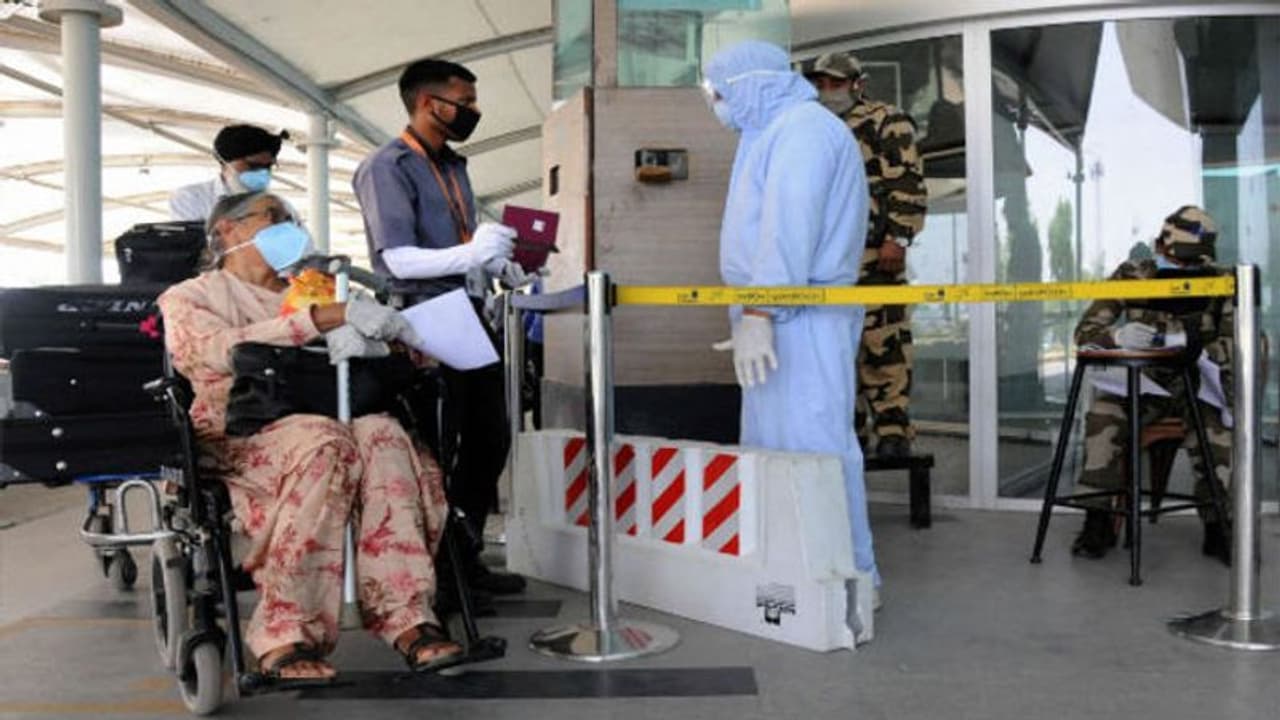 UP News: विदेश यात्रा से लौटे लखनऊ तो 10 दिनों के लिए होंगे होम आइसोलेट, स्वास्थ्य विभाग ने जारी की गाइडलाइन्स UP News: विदेश यात्रा से लौटे लखनऊ तो 10 दिनों के लिए होंगे होम आइसोलेट, स्वास्थ्य विभाग ने जारी की गाइडलाइन्स