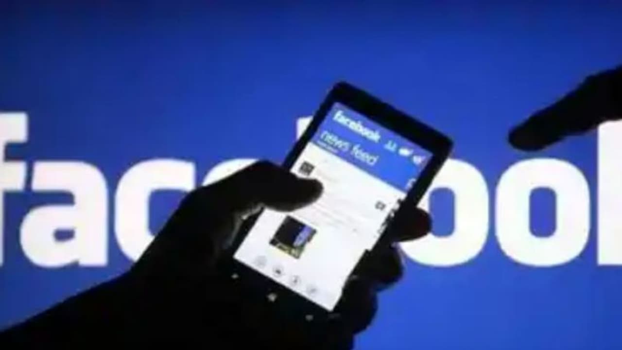 Facebook Fraud : അധ്യാപികയ്ക്ക് ഫേസ്ബുക്ക് 'ഫ്രണ്ട്' വക തട്ടിപ്പ് ; പോയത് 32 ലക്ഷം രൂപ Facebook Fraud : അധ്യാപികയ്ക്ക് ഫേസ്ബുക്ക് 'ഫ്രണ്ട്' വക തട്ടിപ്പ് ; പോയത് 32 ലക്ഷം രൂപ