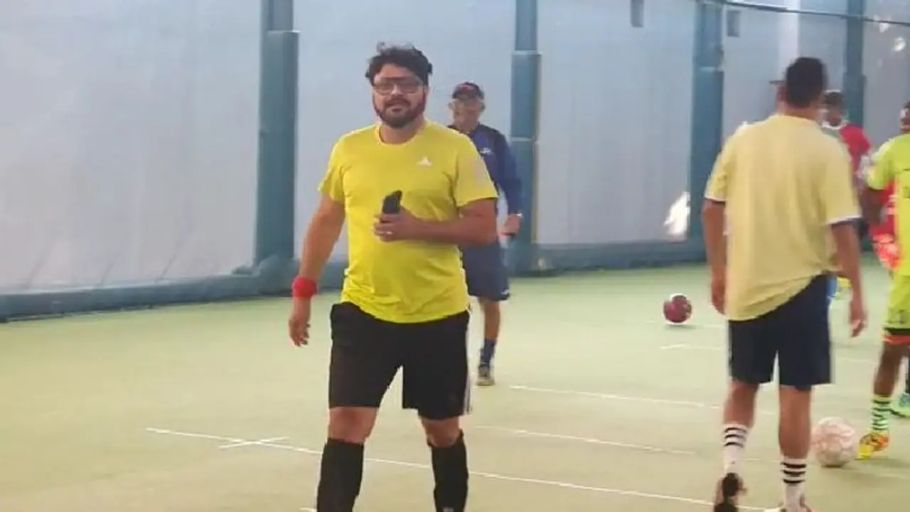 Babul Supriyo অভিনব প্রচার, পাড়ায় ফুটবল খেলে ভোটারদের মন জয়ের চেষ্টা বাবুলের