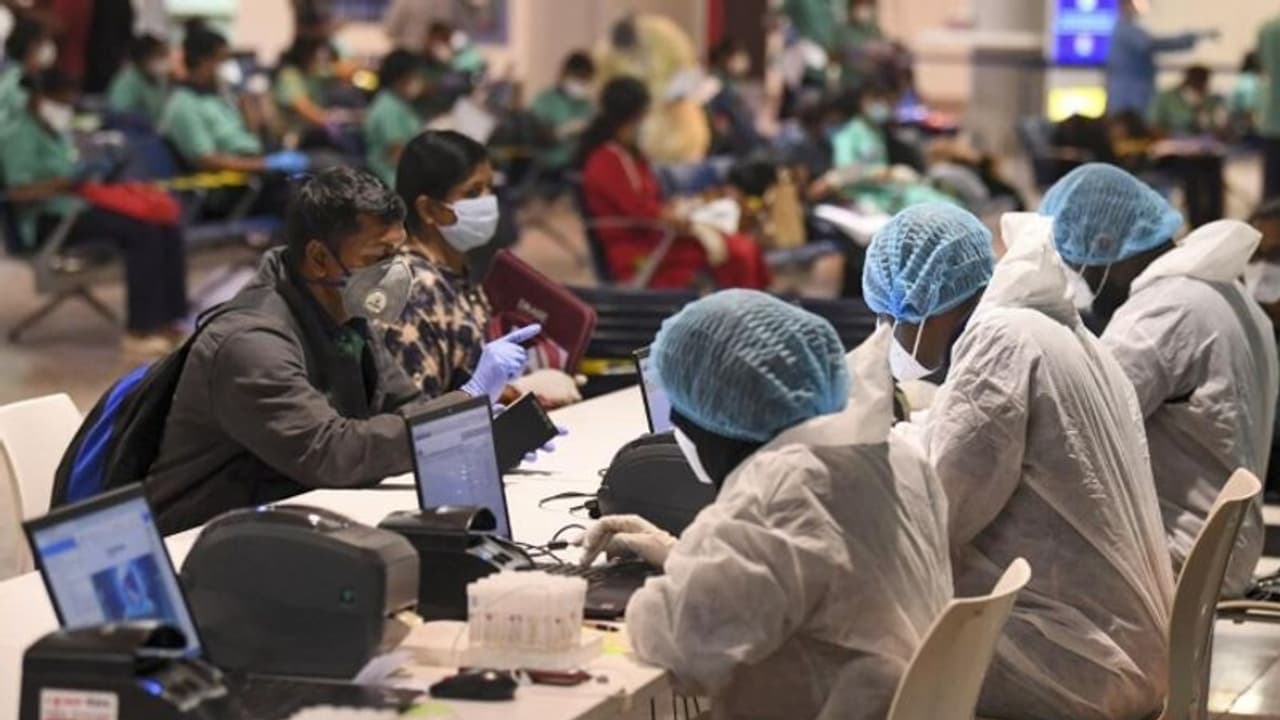 Omicron: ഒമിക്രോണിൽ ആശങ്ക വേണ്ടെന്ന് ഐസിഎംആർ, വിമാനസർവ്വീസുകൾ നിയന്ത്രിക്കണമെന്ന് മോദിയോട് കെജ്രിവാൾ Omicron: ഒമിക്രോണിൽ ആശങ്ക വേണ്ടെന്ന് ഐസിഎംആർ, വിമാനസർവ്വീസുകൾ നിയന്ത്രിക്കണമെന്ന് മോദിയോട് കെജ്രിവാൾ