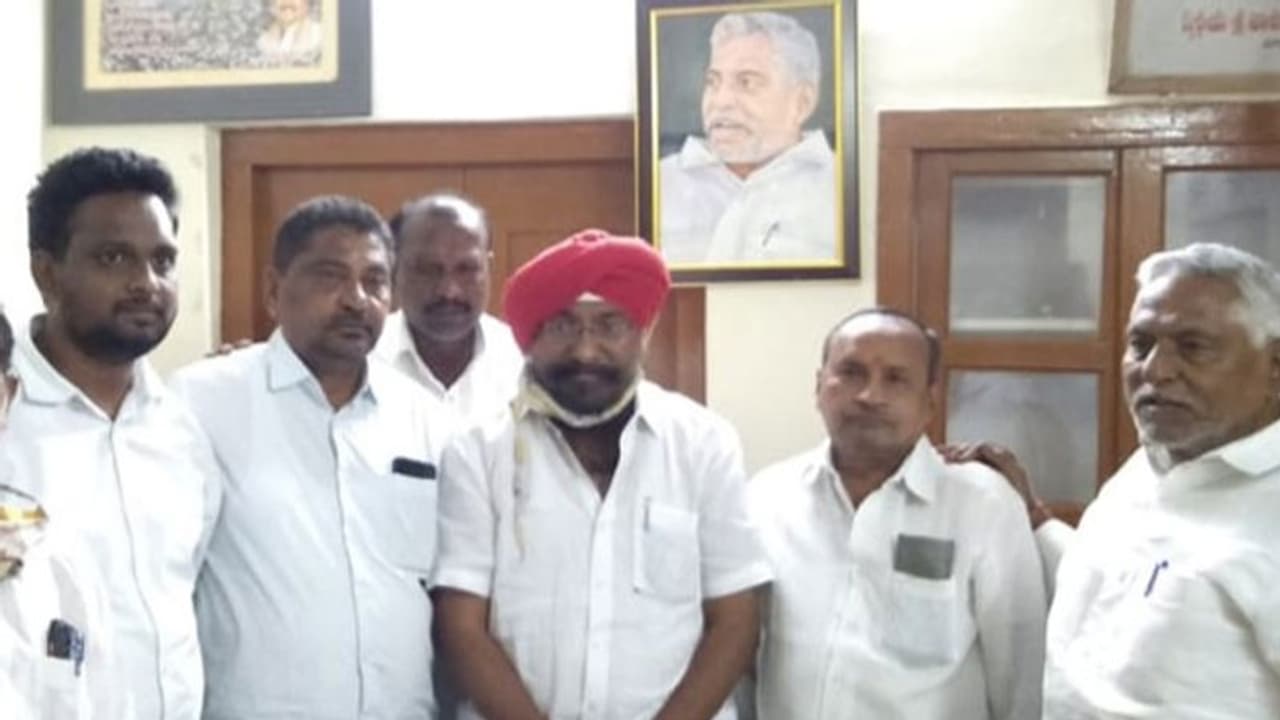 ఎమ్మెల్సీ ఎన్నికలు: రవీందర్ సింగ్ వ్యూహాత్మకం.. కాంగ్రెస్ ఓట్లపై ఫోకస్, జీవన్రెడ్డితో మంతనాలు ఎమ్మెల్సీ ఎన్నికలు: రవీందర్ సింగ్ వ్యూహాత్మకం.. కాంగ్రెస్ ఓట్లపై ఫోకస్, జీవన్రెడ్డితో మంతనాలు