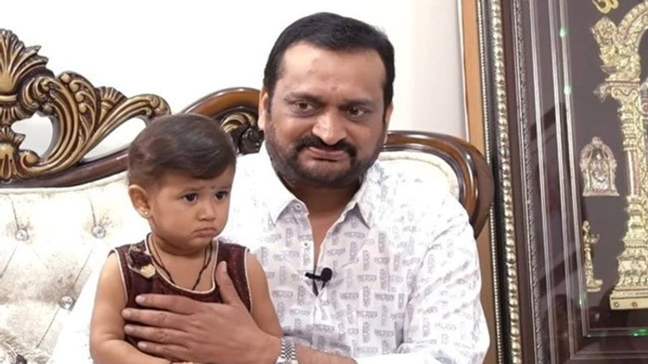 నేపాలీ చిన్నారిని దత్తత తీసుకున్న బండ్ల గణేష్‌.. నెటిజన్ల ప్రశంసలు