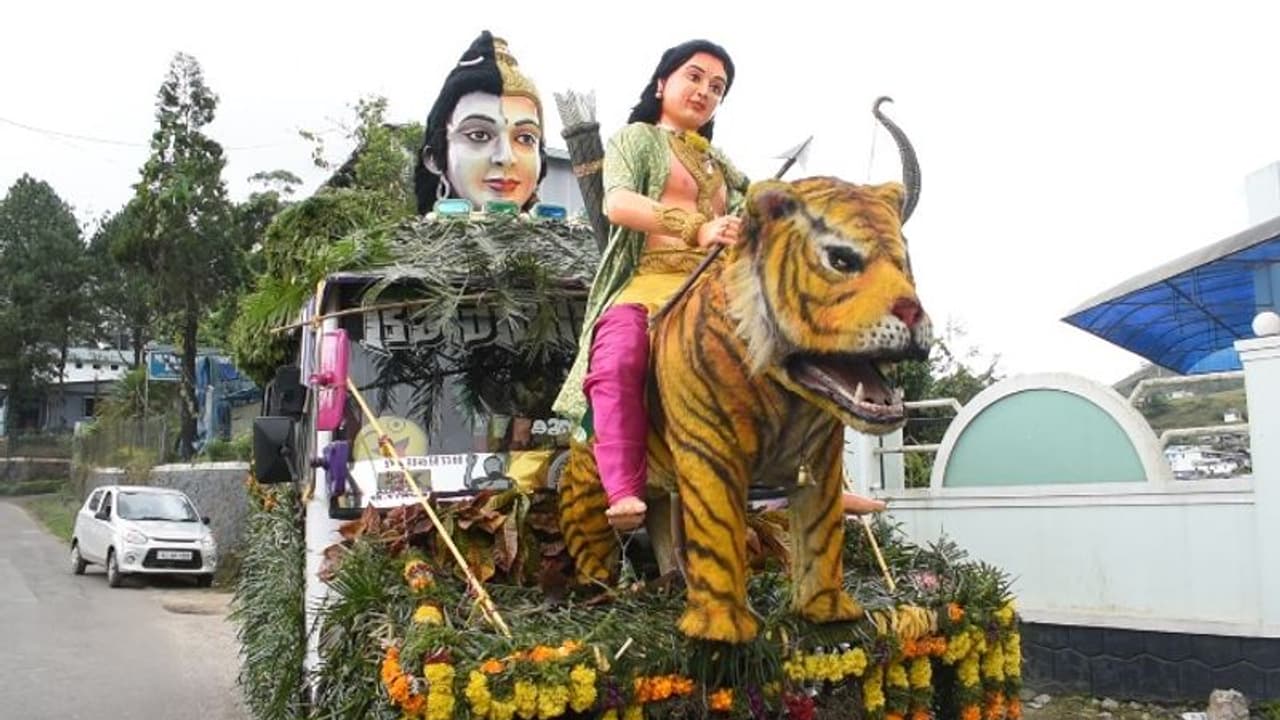 വിസ്മയ കാഴ്ചയൊരുക്കി ശബരിമലയിൽ നിന്ന് മൂന്നാറിലെത്തിയ അയ്യപ്പഭക്തരുടെ വാഹനം വിസ്മയ കാഴ്ചയൊരുക്കി ശബരിമലയിൽ നിന്ന് മൂന്നാറിലെത്തിയ അയ്യപ്പഭക്തരുടെ വാഹനം