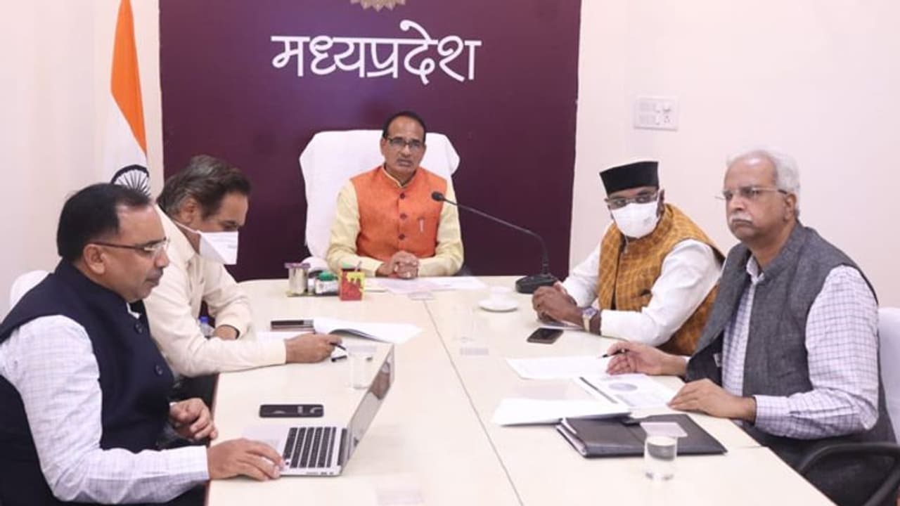 MP में Corona के नए वेरिएंट Omicron को लेकर अलर्ट, CM शिवराज ने बच्चों से लेकर स्कूल तक के लिए ये निर्देश दिए