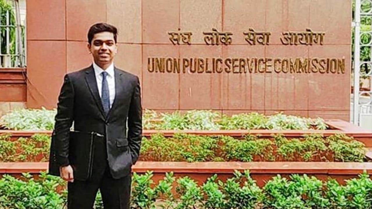 Success Story: लोन लेकर पढ़ाते रहे पिता, पहले अटेम्पट में IAS बनकर सत्यम गांधी ने पैरेंटस के सपने को किया पूरा