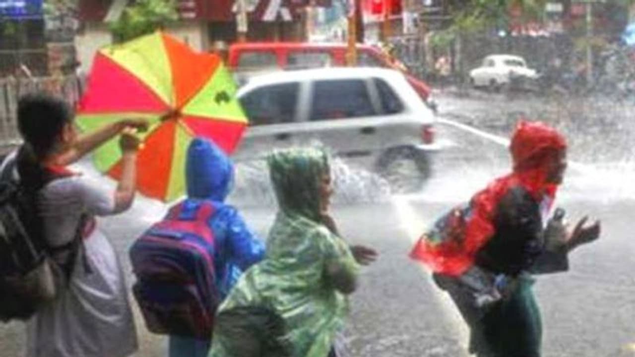 আজ বজ্রবিদ্যুৎ সহ বৃষ্টিপাত এই জেলাগুলিতে, জানুন কী বলছে হাওয়া অফিস