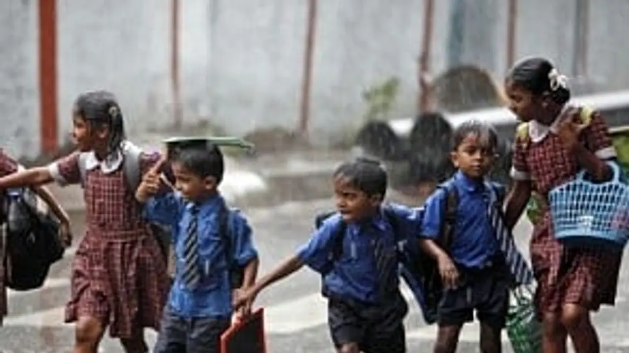 Tamilnadu Rains : இன்னைக்கு ஸ்கூல், காலேஜ்.. லீவு...லீவு… எந்தெந்த மாவட்டங்களுக்கு விடுமுறை…?