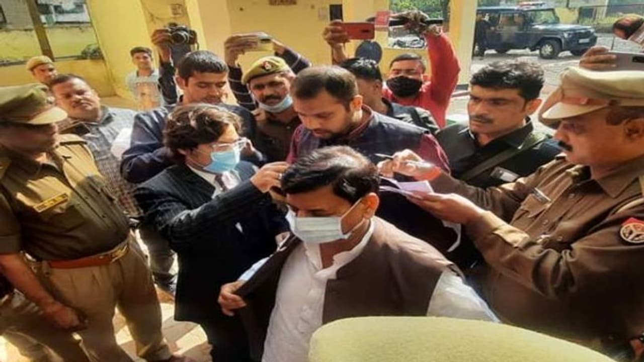 UP election 2022: आजम से मिलने सीतापुर जेल पहुंचे शिवपाल यादव, पार्टी में शामिल होने का दिया न्योता