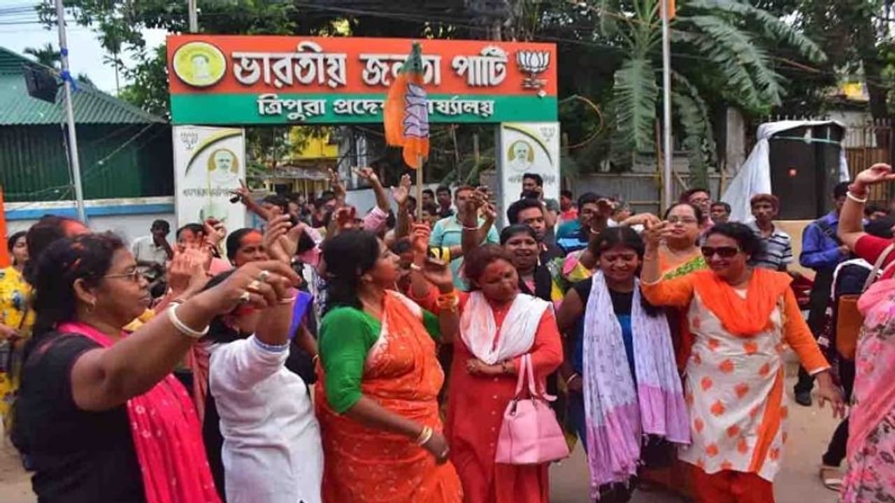 Tripura Polls: ത്രിപുര തദ്ദേശതെരഞ്ഞെടുപ്പിൽ ബിജെപിക്ക് ജയം, വോട്ടുവിഹിതത്തിൽ സിപിഎമ്മിനെ മറികടന്ന് തൃണമൂൽ Tripura Polls: ത്രിപുര തദ്ദേശതെരഞ്ഞെടുപ്പിൽ ബിജെപിക്ക് ജയം, വോട്ടുവിഹിതത്തിൽ സിപിഎമ്മിനെ മറികടന്ന് തൃണമൂൽ