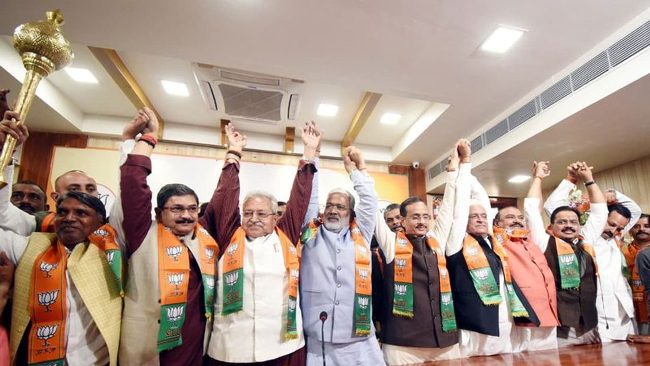 UP Election 2022: यूपी चुनाव से पहले SP BSP को एक और झटका, पूर्व मंत्री समेत कई बड़े नेता हुए BJP में शामिल UP Election 2022: यूपी चुनाव से पहले SP BSP को एक और झटका, पूर्व मंत्री समेत कई बड़े नेता हुए BJP में शामिल