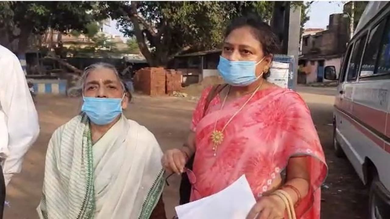 Bankura: ছেলের অত্যাচারে ঘরছাড়া, কোর্টের নির্দেশে পুলিশি পাহারায় বাড়ি ফিরলেন অশীতিপর বৃদ্ধা