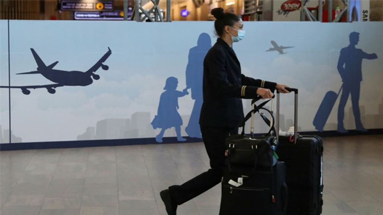 Omicron: विदेश से आने वालों के लिए नई गाइडलाइंस, बतानी होगी ट्रैवल हिस्ट्री, देगी होगी निगेटिव रिपोर्ट Omicron: विदेश से आने वालों के लिए नई गाइडलाइंस, बतानी होगी ट्रैवल हिस्ट्री, देगी होगी निगेटिव रिपोर्ट