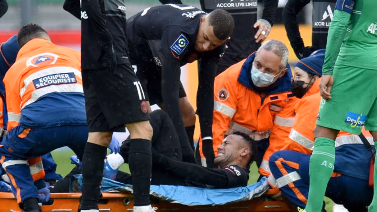 Neymar : ലിയോണൽ മെസിയുടെ ഹാട്രിക് അസിസ്റ്റില് പിഎസ്ജിക്ക് ജയം; കണ്ണീരായി നെയ്മറുടെ ഗുരുതര പരിക്ക് Neymar : ലിയോണൽ മെസിയുടെ ഹാട്രിക് അസിസ്റ്റില് പിഎസ്ജിക്ക് ജയം; കണ്ണീരായി നെയ്മറുടെ ഗുരുതര പരിക്ക്