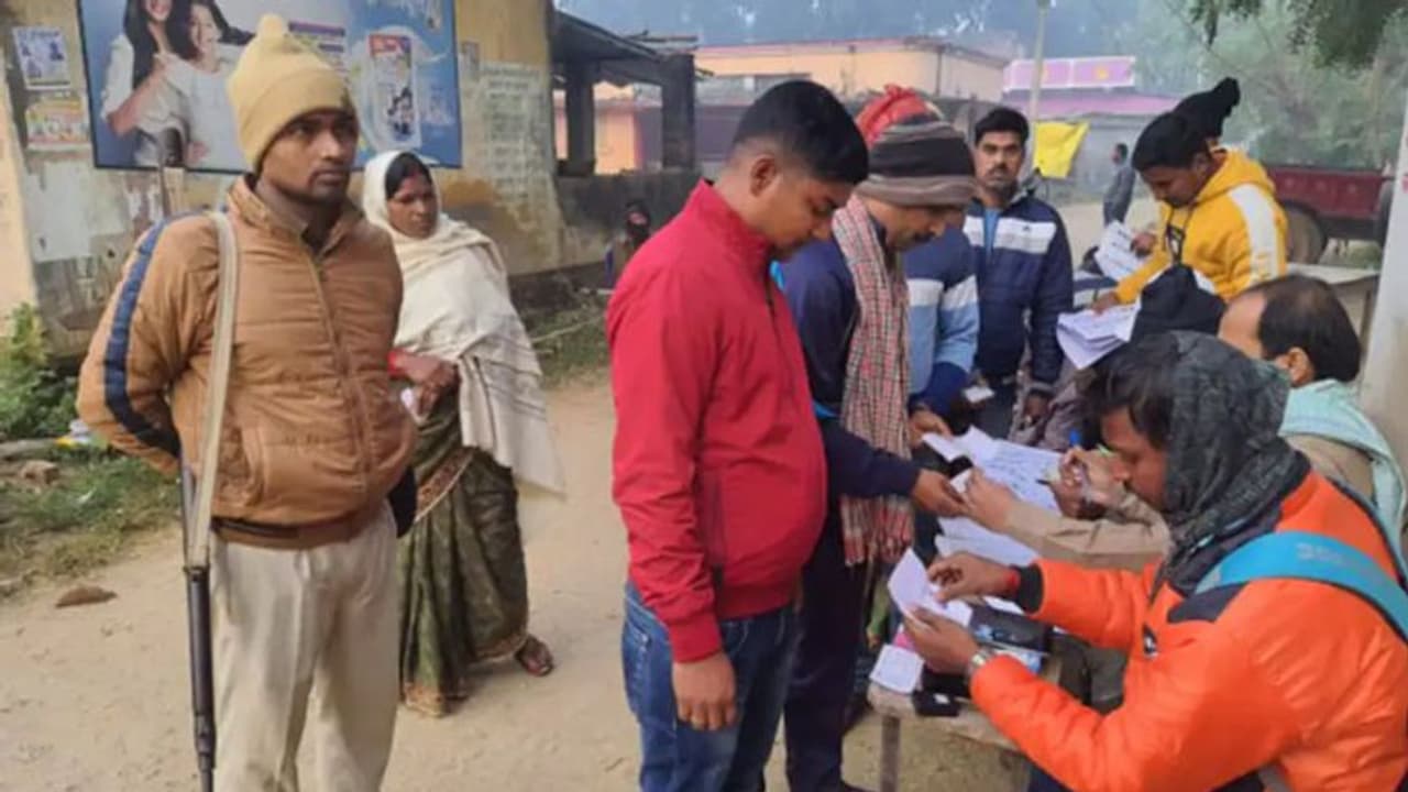 Bihar Panchayat Election: आज 9वें चरण की वोटिंग, सर्दी के बावजूद सुबह सुबह बूथों पर लगीं लाइनें Bihar Panchayat Election: आज 9वें चरण की वोटिंग, सर्दी के बावजूद सुबह सुबह बूथों पर लगीं लाइनें