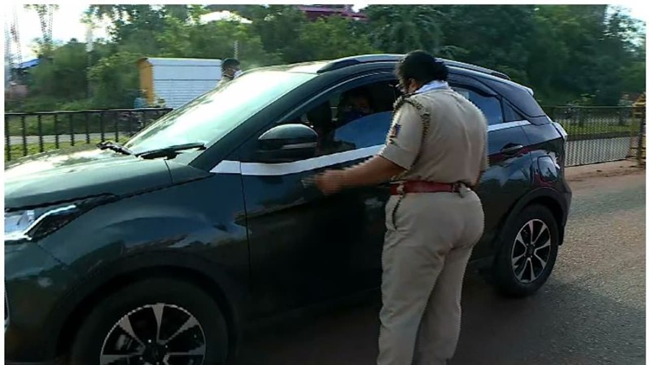 COVID : കടുത്ത നിയന്ത്രണവുമായി കർണാടക; അതിര്ത്തിയില് വാഹന പരിശോധന COVID : കടുത്ത നിയന്ത്രണവുമായി കർണാടക; അതിര്ത്തിയില് വാഹന പരിശോധന