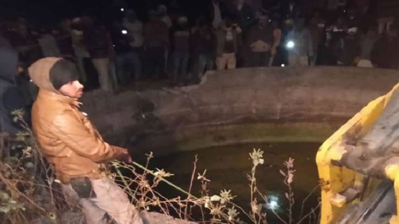 సిద్దిపేటలో బావిలో పడిన కారు:గజ ఈతగాడు సహా ముగ్గురు మృతి సిద్దిపేటలో బావిలో పడిన కారు:గజ ఈతగాడు సహా ముగ్గురు మృతి