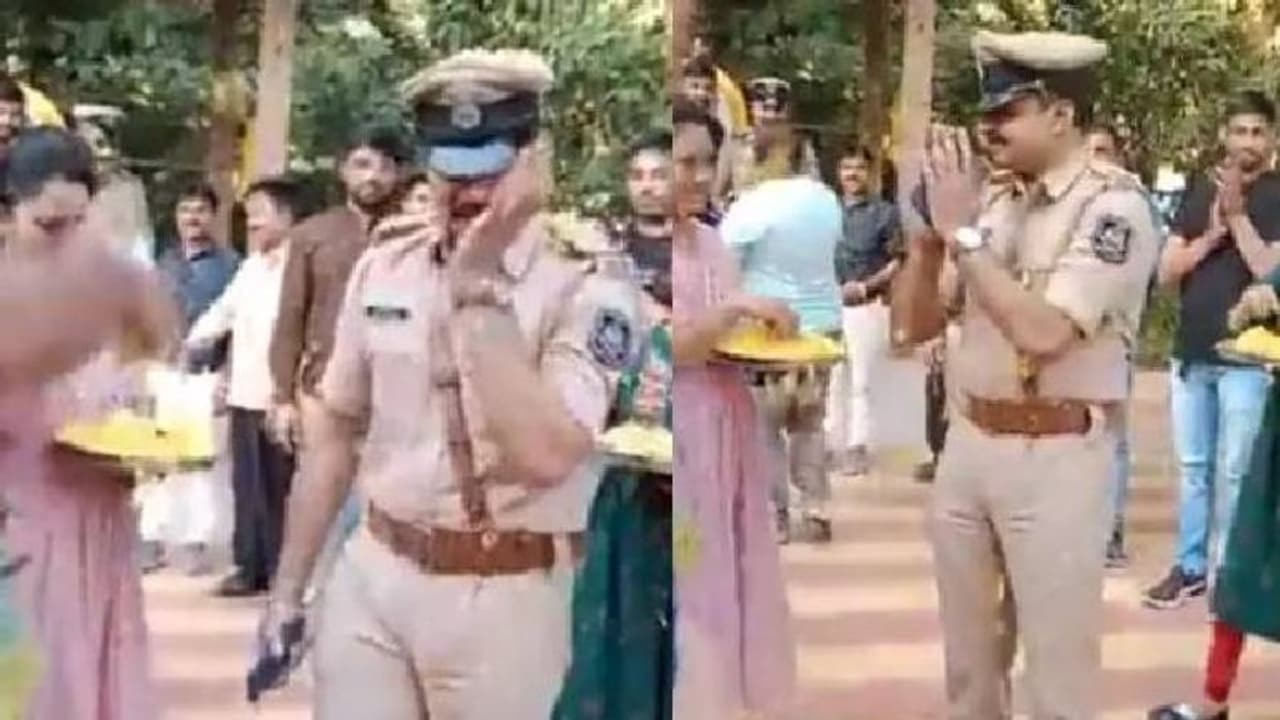 എസ് ഐക്ക് സ്ഥലംമാറ്റം, പൊട്ടിക്കരഞ്ഞുകൊണ്ട് യാത്രയാക്കി ജനങ്ങൾ, തേങ്ങലടക്കാനാവാതെ എസ്ഐ യും എസ് ഐക്ക് സ്ഥലംമാറ്റം, പൊട്ടിക്കരഞ്ഞുകൊണ്ട് യാത്രയാക്കി ജനങ്ങൾ, തേങ്ങലടക്കാനാവാതെ എസ്ഐ യും