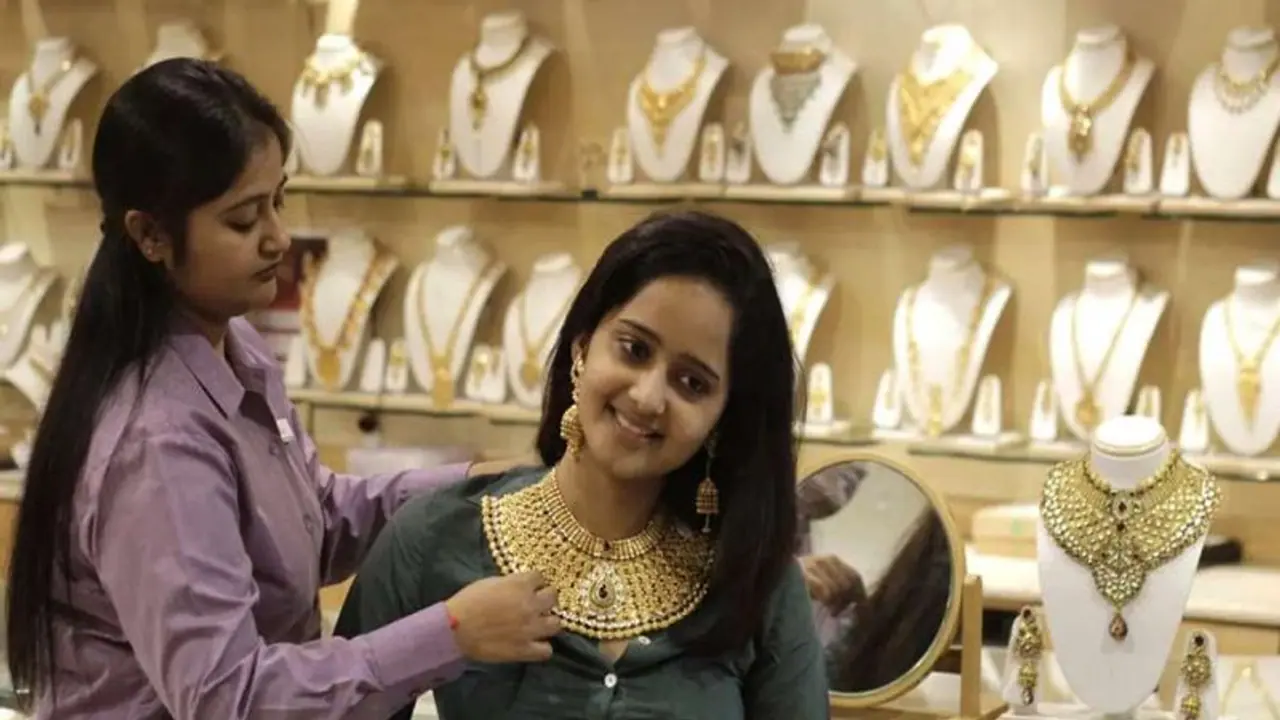 దిగొస్తున్న బంగారం, వెండి ధరలు .. పసిడి ప్రియులు కొనే ముందు ఈ ధరలు తెలుసుకోండి..