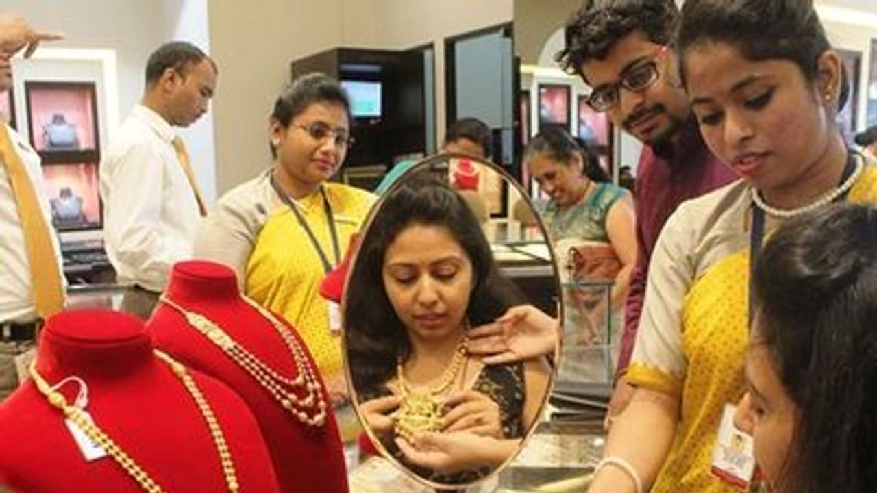 Gold Rate Today: വീണ്ടും റെക്കോർഡ് വില! റോക്കറ്റ് കുതിപ്പിൽ സ്വർണവില; നെഞ്ചിടിപ്പോടെ ഉപഭോക്താക്കൾ Gold Rate Today: വീണ്ടും റെക്കോർഡ് വില! റോക്കറ്റ് കുതിപ്പിൽ സ്വർണവില; നെഞ്ചിടിപ്പോടെ ഉപഭോക്താക്കൾ